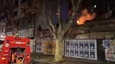 Incendio en un edificio de San Telmo: 12 dotaciones de bomberos y 11 personas asistidas