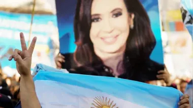 El kirchnerismo convocó a un “banderazo” para saludar mañana a Cristina Kirchner por el Día de la Bandera
