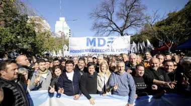 Kicillof busca imponer su liderazgo en la negociación con Máximo y Massa