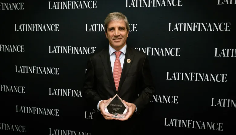 Luis Caputo y el premio que genera dudas tras el derrumbe financiero