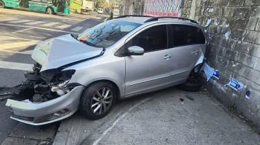 Persecución en la General Paz: escapaba en un auto robado y terminó estrellado contra una pared