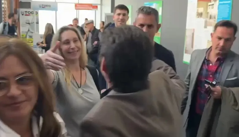 Karina Milei en Corrientes: abrazo con Lisandro Almirón y fotos en el Aeropuerto