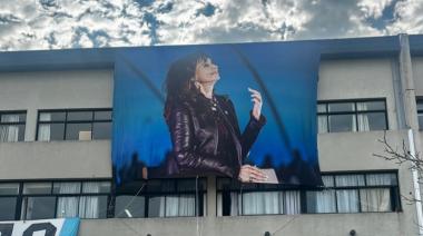 La Facultad de Periodismo de La Plata embandera su fachada en apoyo a Cristina Kirchner
