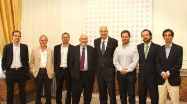 'Carpetazo' a Sturzenegger: su foto en el 2015 con Stiglitz y Martín Guzmán
