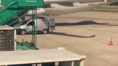 Despiden a tres operarios de Intercargo por robar equipajes en Ezeiza