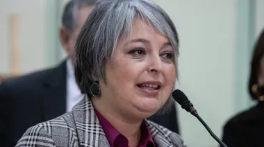 Jeannette Jara bajo fuego interno: ¿qué fracturas expone el PC?