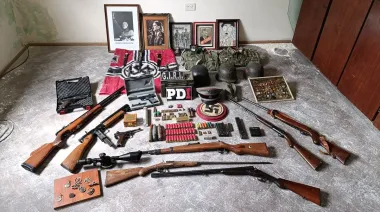Hallaron un arsenal y simbología nazi en un allanamiento por un arma robada