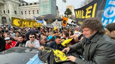 Milei desembarca en Lomas de Zamora con una caravana de La Libertad Avanza