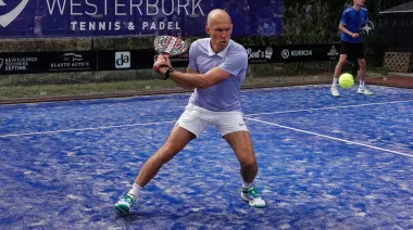 Arjen Robben debuta en el pádel profesional con una victoria