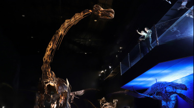 El dinosaurio más grande del mundo se exhibe por primera vez en un museo de la Patagonia