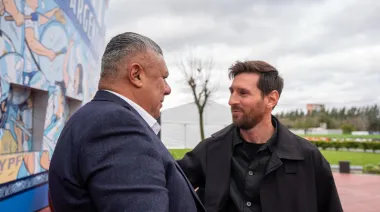 Chiqui Tapia recibió a Messi y hoy se completa el plantel de Lionel Scaloni