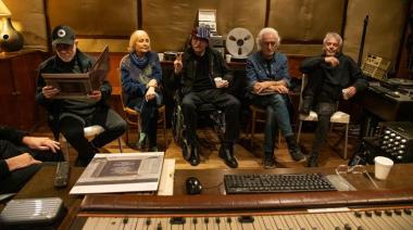 Charly García se reúne con PorSuiGieco para escuchar la reedición del disco