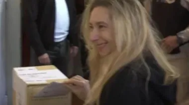 Karina Milei votó escoltada y con militantes que celebraron la detención de CFK