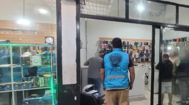 En un allanamiento a una galería comercial secuestran celulares “truchos” y clausuran locales