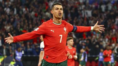 A fuerza de petrodólares, Cristiano Ronaldo es el primer jugador de fútbol multimillonario