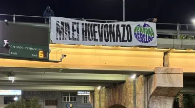 Mendoza: detuvieron a militantes por un cartel y les decían "¡Viva Milei!" en el calabozo