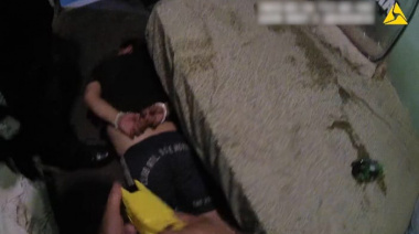 Una mujer que atacó a su hijo y a su pareja con un cuchillo fue reducida con una pistola Taser