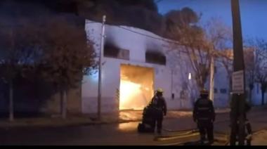 San Justo: voraz incendio en una fábrica de plásticos