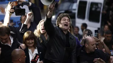 Javier Milei enfrentó protestas y clima hostil durante su paso por Santiago del Estero