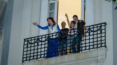 Mengolini, Navarro y Tognetti, sorprendidos por el polémico baile de Cristina