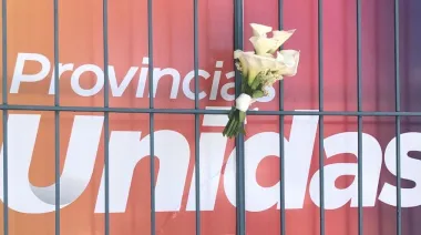 El ramo de luto en la sede de Randazzo y Provincias Unidas tras el fracaso electoral