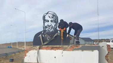 Echaron al responsable de destruir el monumento de Osvaldo Bayer