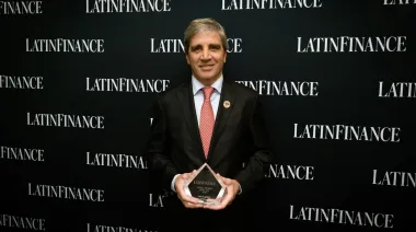 Luis Caputo y el premio que genera dudas tras el derrumbe financiero