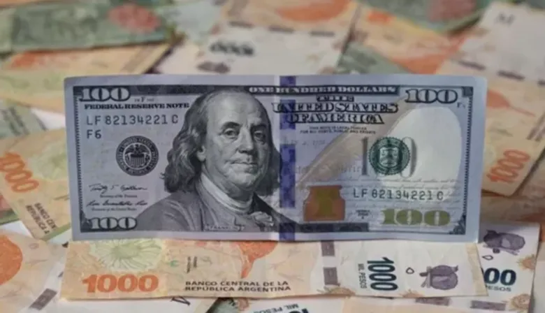 El dólar blue abre hoy por debajo del oficial