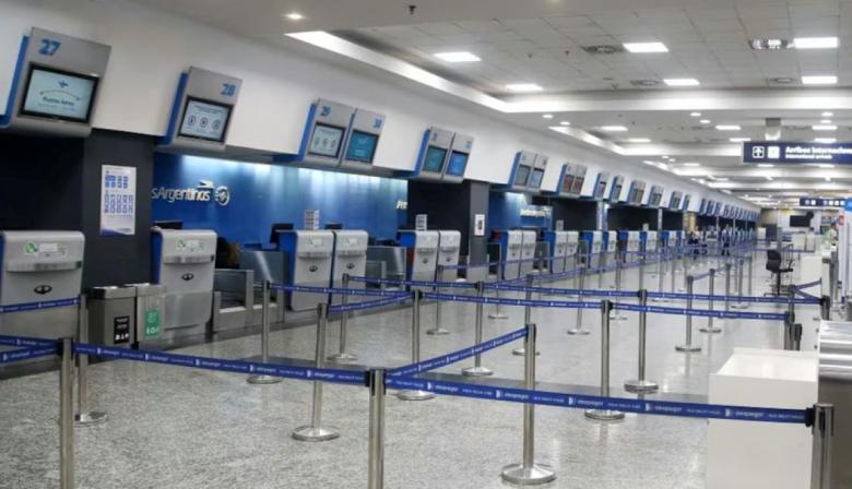 Controladores aéreos levantan el paro del jueves pero sostienen las medidas para el fin de semana