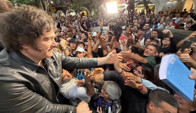Milei apuesta a Ezeiza y Rosario para dar el último golpe electoral