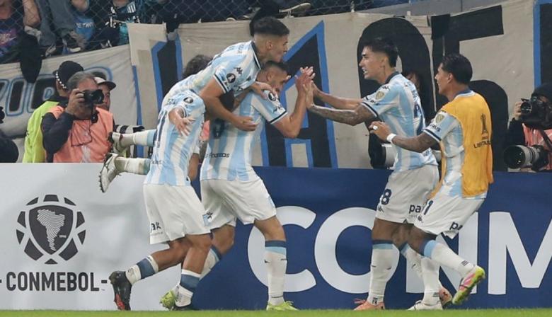 Racing aplastó a Colo Colo y clasificó a octavos en la Copa Libertadores