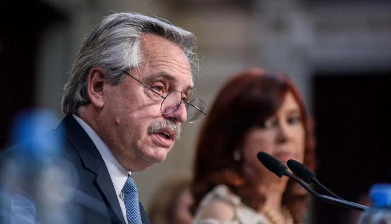 Alberto Fernández compartió un duro mensaje de Don Winslow contra Javier Milei y Joe Biden