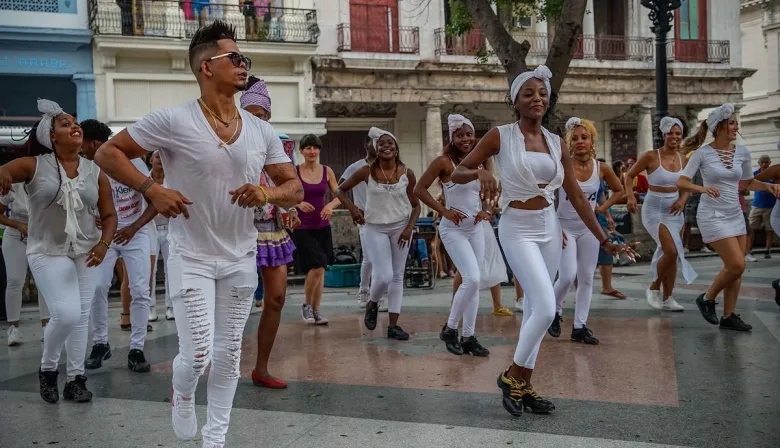 La Habana Vieja revive: salsa en las calles como acto de resistencia
