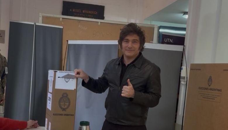 Javier Milei votó en la UTN de Almagro y saludó a sus seguidores