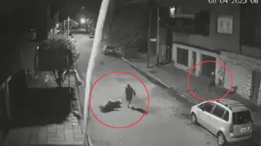 Video | Balean a una oficial de la Policía de la ciudad de Buenos Aires cuando iba a prestar servicio