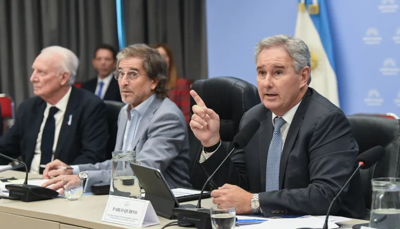 Quirno defendió el rumbo económico y destacó la baja de la deuda pública