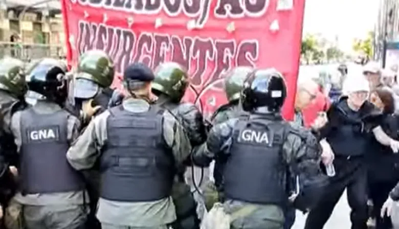 Fuerte operativo policial y tensión en la marcha de jubilados