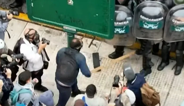 Marcha de los jubilados: otro miércoles de tensión e incidentes en las afueras del Congreso