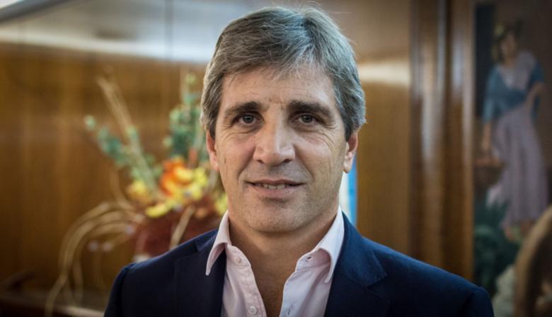 Caputo impulsa el uso libre de dólares: “Queremos que la gente los gaste sin dar explicaciones”