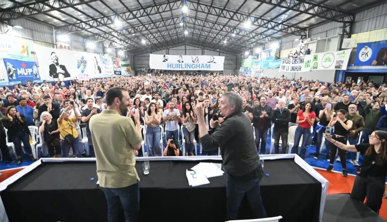 Máximo Kirchner desafió a Milei tras los insultos a Néstor: “Si quiere hacer lo que cantó, que venga solo”