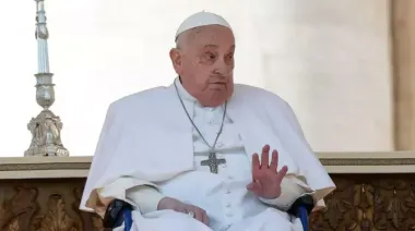 El Papa reapareció por sorpresa ante miles de fieles en la Plaza de San Pedro