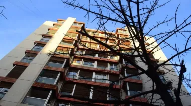 Encontraron un cadáver en descomposición dentro de un armario y buscan determinar si fue un crimen