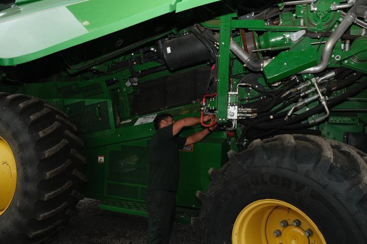 En el taller, las máquinas se revisna hasta el último detalle