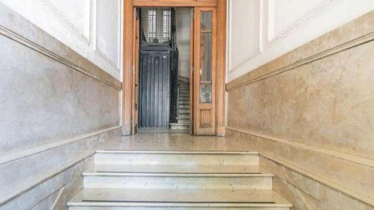 El hall de ingreso del departamento que queda en San José 1111