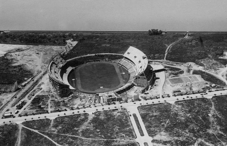 El 26 de Mayo de 1938 se inauguró el monumental. Tenía la forma de una herradura y fue una obra arquitéctonica impresionante para la época,