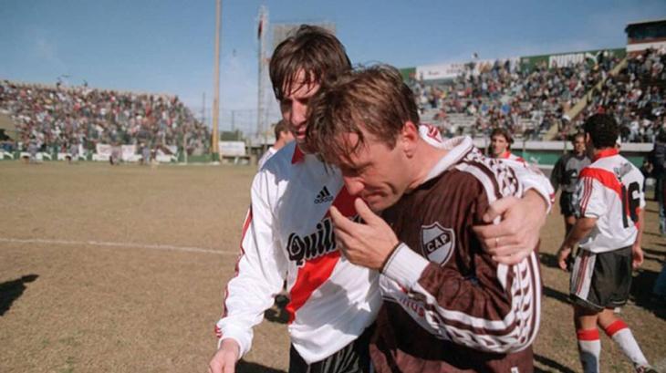 Platense desciende en 1999 tras perder 3 a 0 vs River en Vicente Lopez. Saviola y Castillos fueron los autores de los goles.