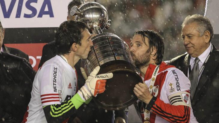 Cavenaghi despiéndose a lo grande: levantando la Copa Libertadores junto a Barovero en su último partido con la camiseta de River.