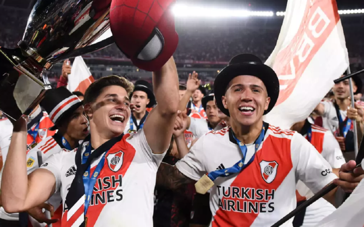 Julian y Enzo Fernandez debutaron bajo el mando del "Muñeco" y salieron campeones en River.