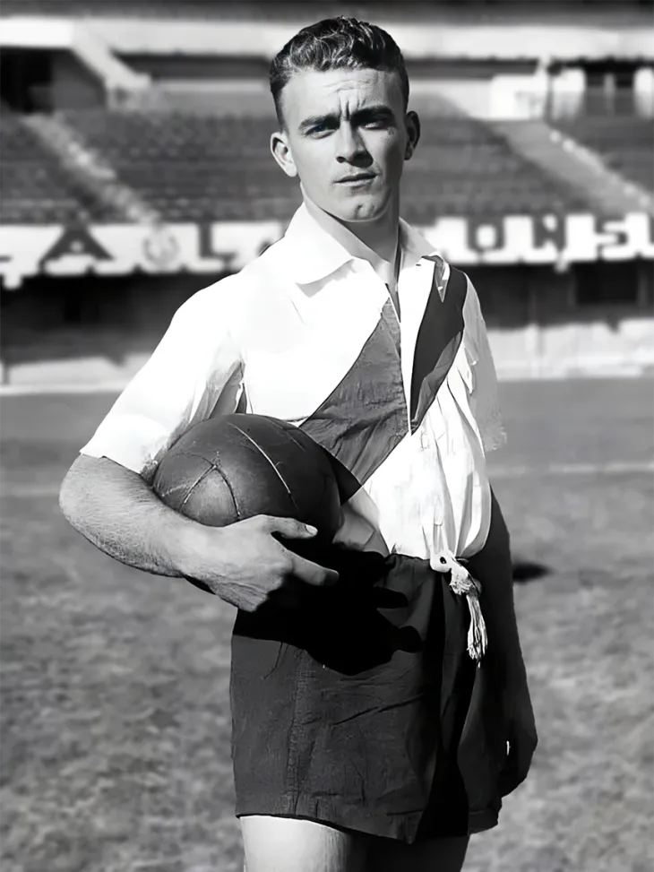 Di Stefano es considerado por la FIFA como uno de los mejores 4 jugadores del siglo xx. Lista que comparte con Maradona, Pelé y Johan Cryuff.