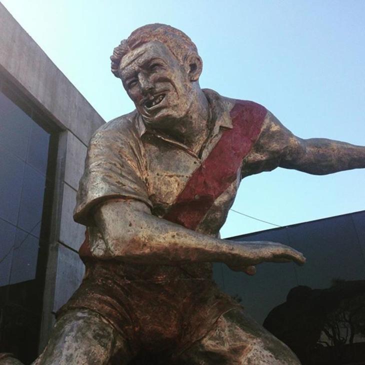 La estatua pesa más de seis toneladas y mide 6.7 metros de altura. Se basa en una mítica foto de la revista 'El Gráfico'.